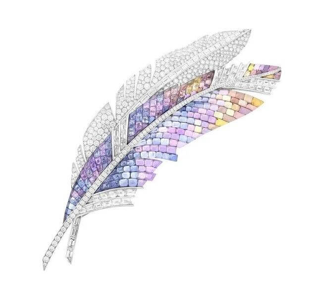 The perfect combination of feather and jewelry design