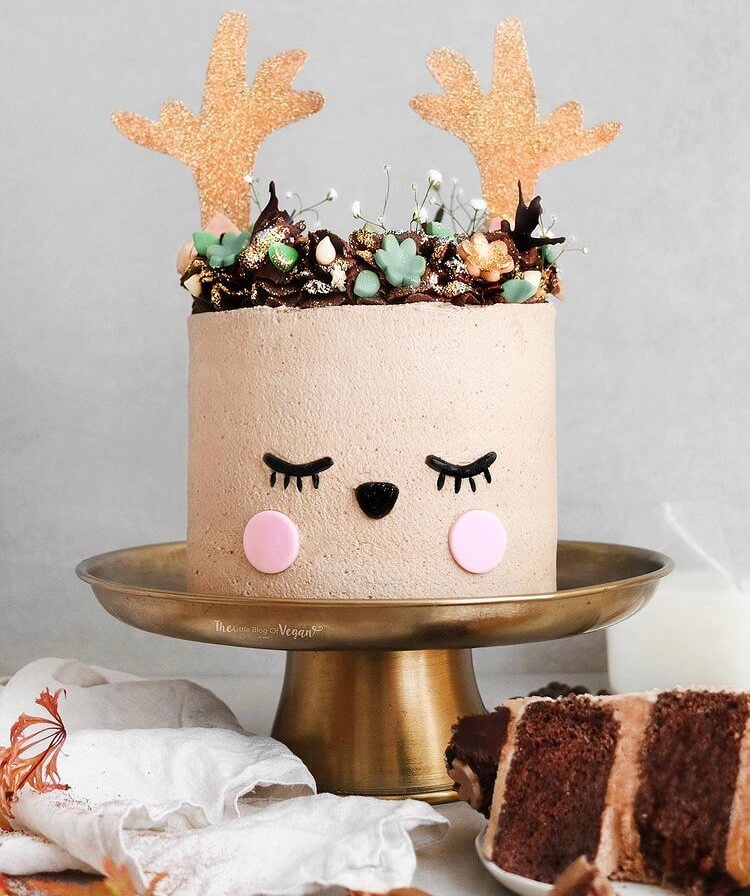 Do you want to bake a delicious and beautiful Christmas cake? Then these amazing design ideas can inspire you. #Christmas