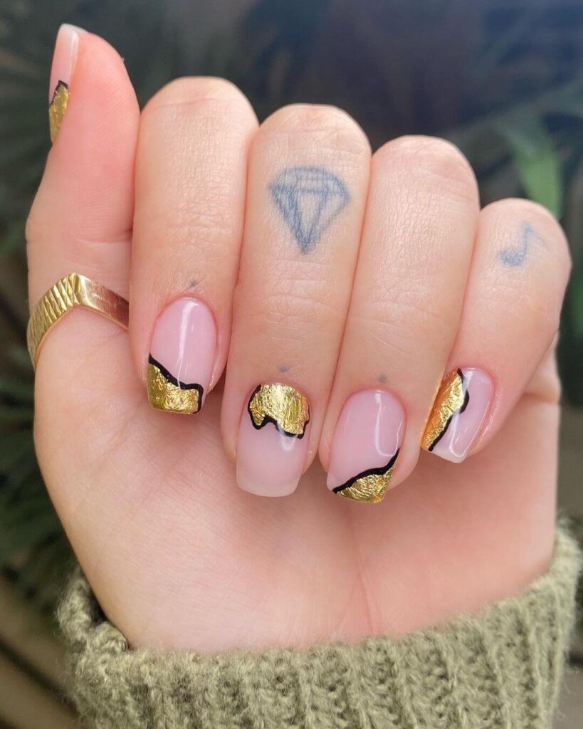 Irregular golden short valentine nails