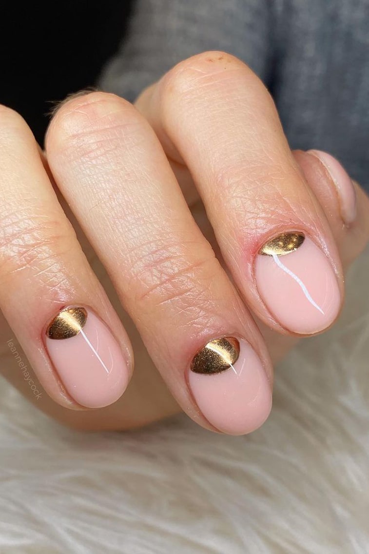 Minimalist chrome short nails