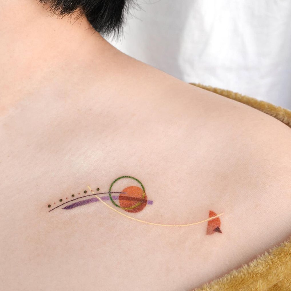 Abstract collarbone tattoo