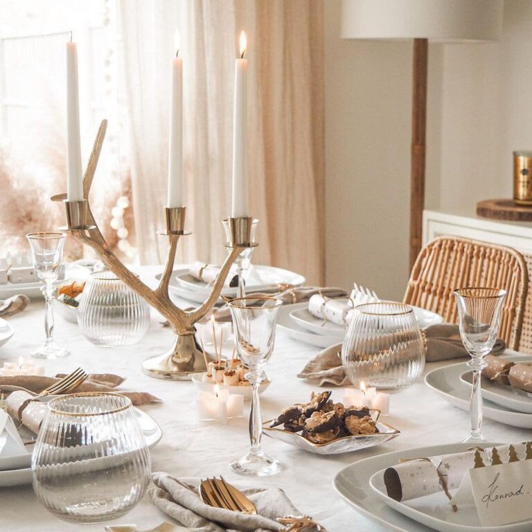 25 Beautiful & Simple Christmas Table Setting Ideas